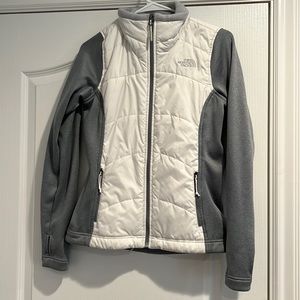 Womens North Face jacket with 2 zippered pockets.